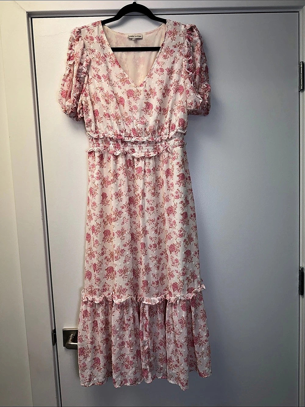 Moon River women’s Pink Floral Puff Sleeve Smocked Dress Pink & White Large